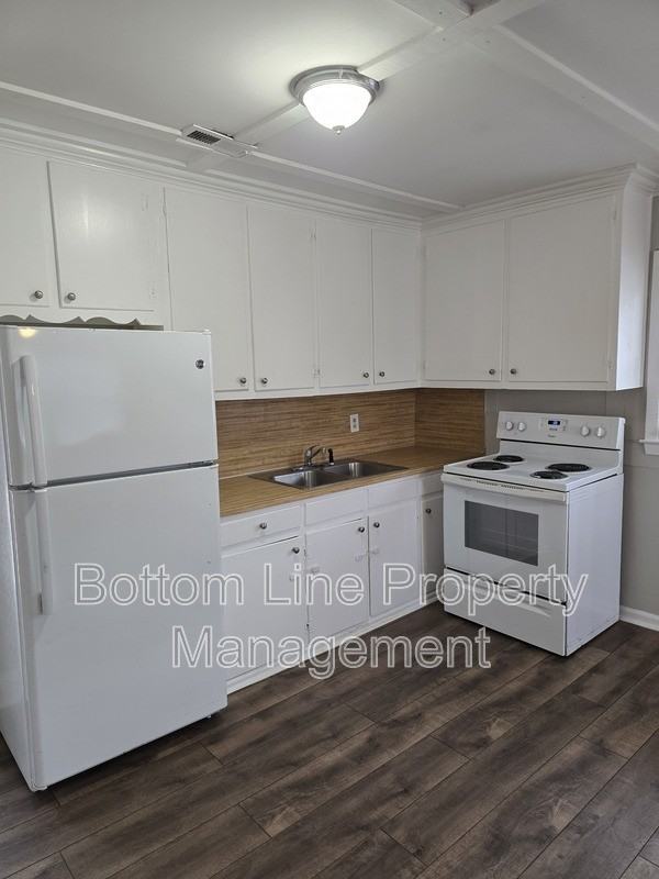 504 Bethpage Rd - Photo 4 of 16