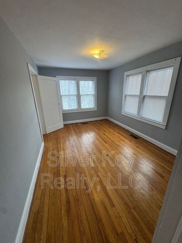 207 W Washington Ave - Photo 6 of 16