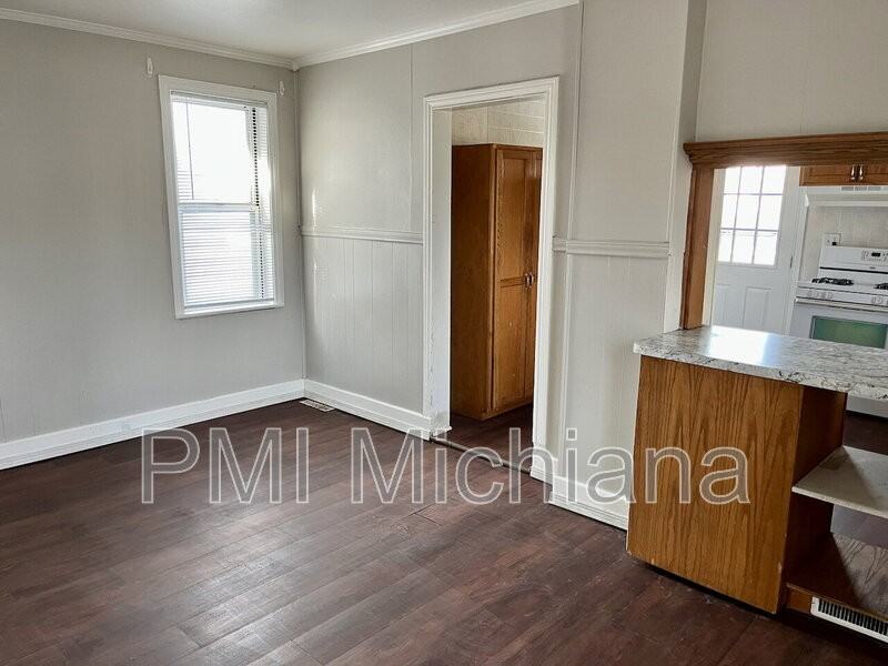 212 W 9th St - Photo 4 of 17