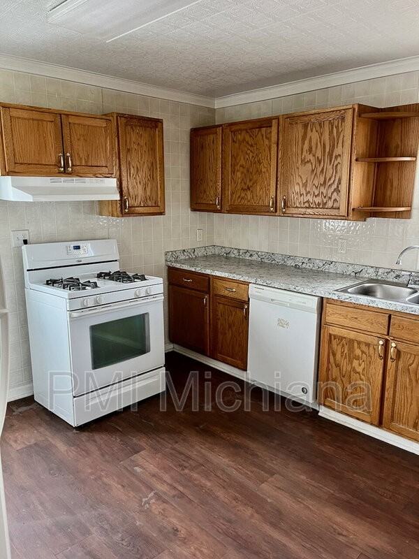 212 W 9th St - Photo 5 of 17