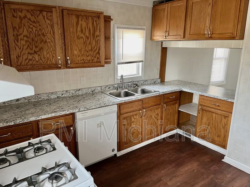 212 W 9th St - Photo 7 of 17