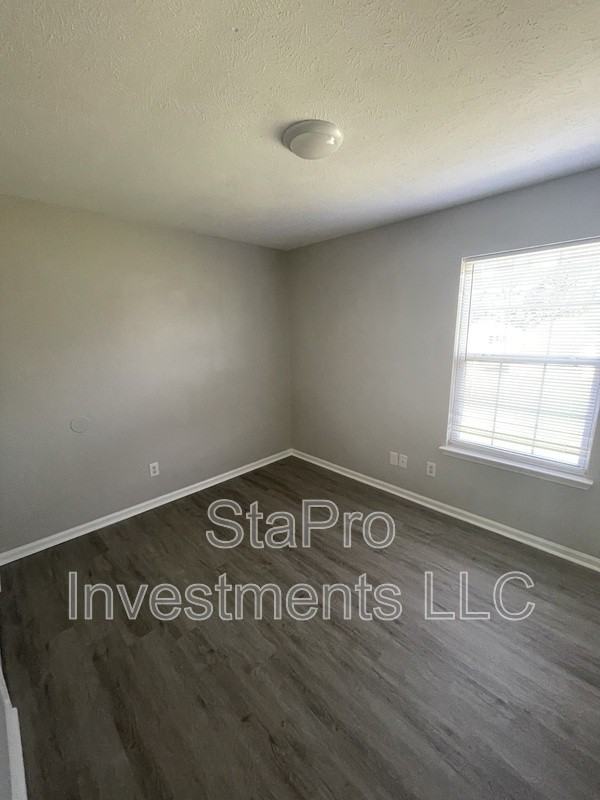 120 Village Pl - Photo 5 of 9