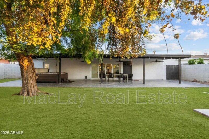 3938 E Cheery Lynn Rd - Photo 6 of 36