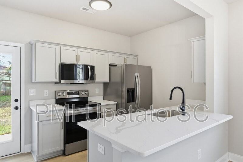 109 Virginia Ave - Photo 7 of 50