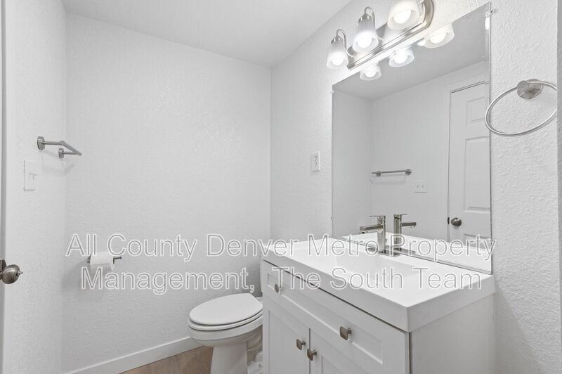 5579 S Delaware St - Photo 4 of 27