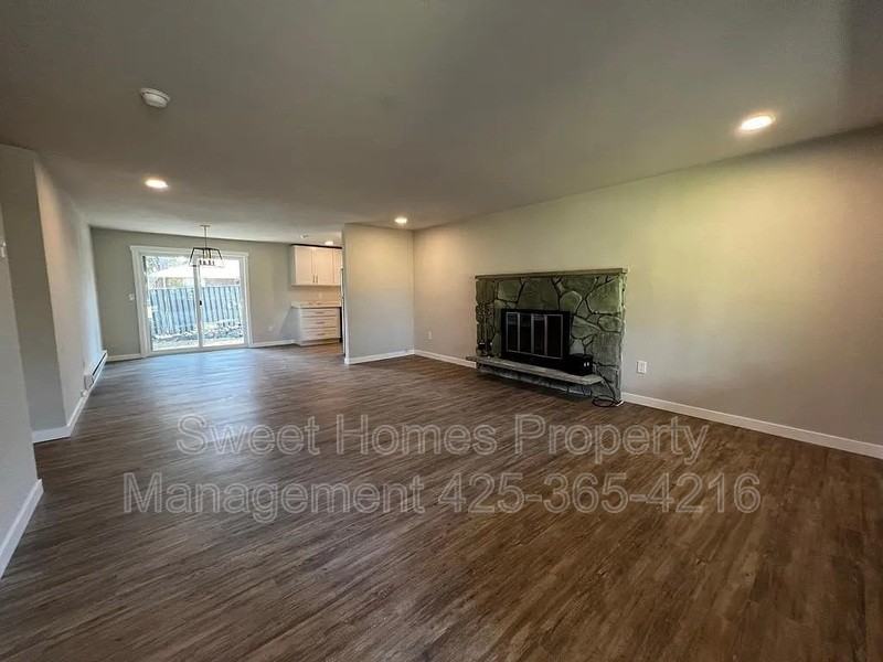 9212 Lawndale Ave Sw - Photo 3 of 12