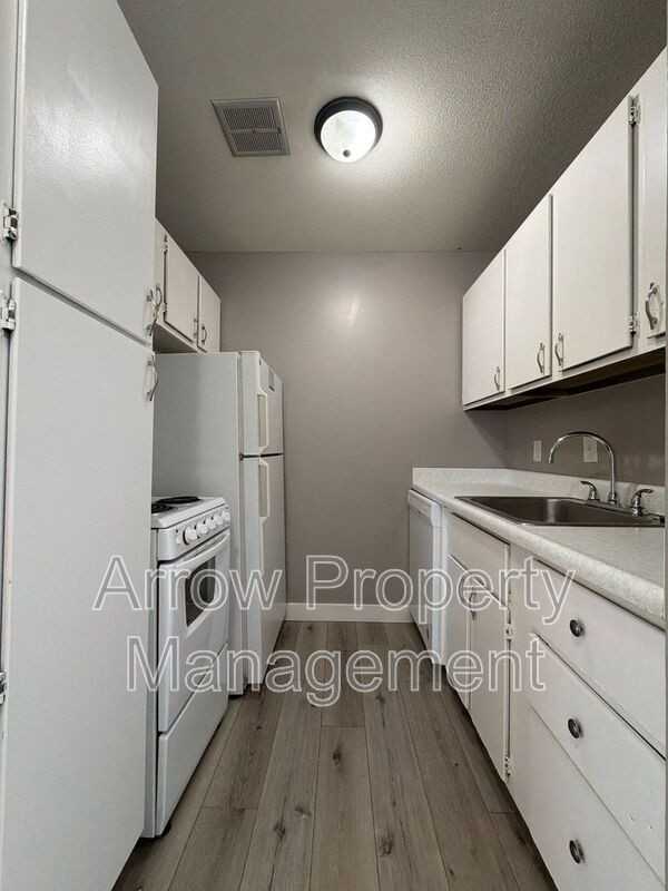 1111 E St #3 - Photo 5 of 10