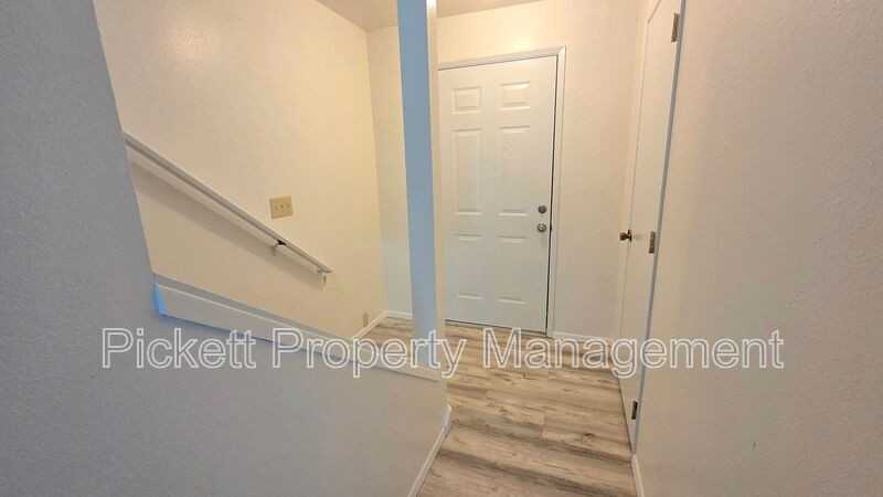 354 Nw Edvard St #C - Photo 5 of 27