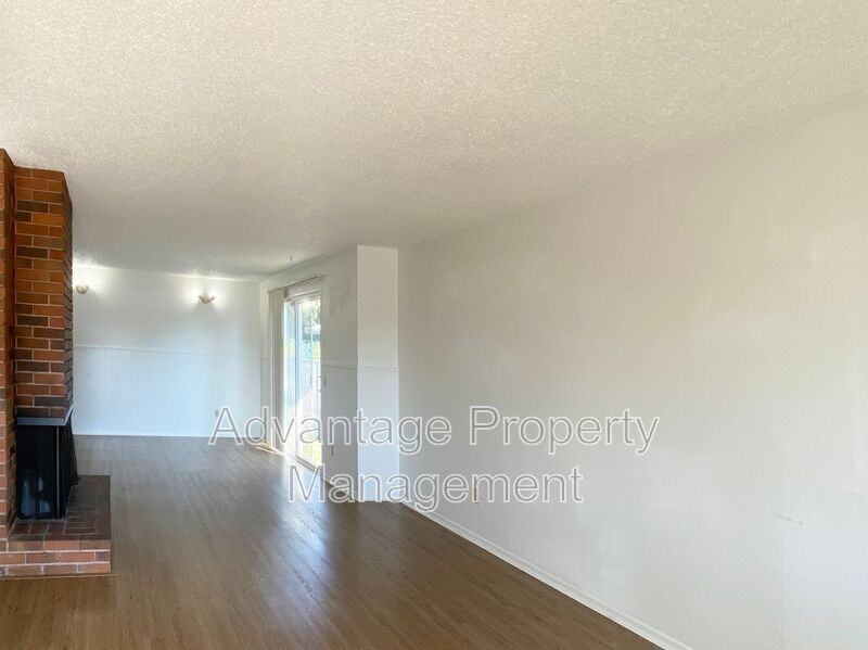 585 Nw Walnut Blvd - Photo 2 of 21