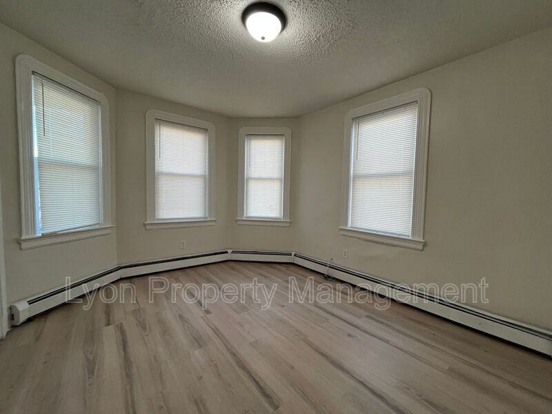 332 Manton Ave #3rdFL - Photo 4 of 9
