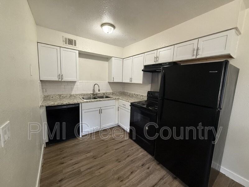 917 N Yale Ave #116 - Photo 3 of 11