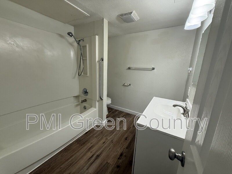 917 N Yale Ave #116 - Photo 4 of 11