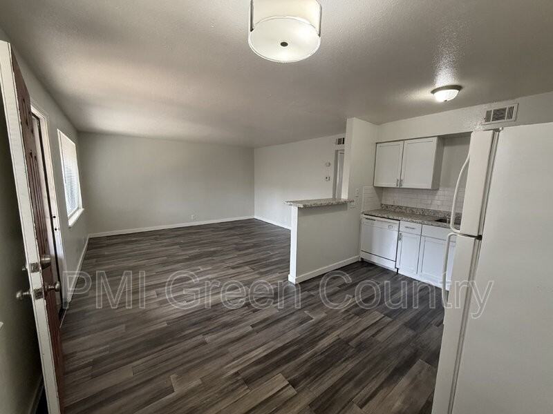 917 N Yale Ave #207 - Photo 3 of 12