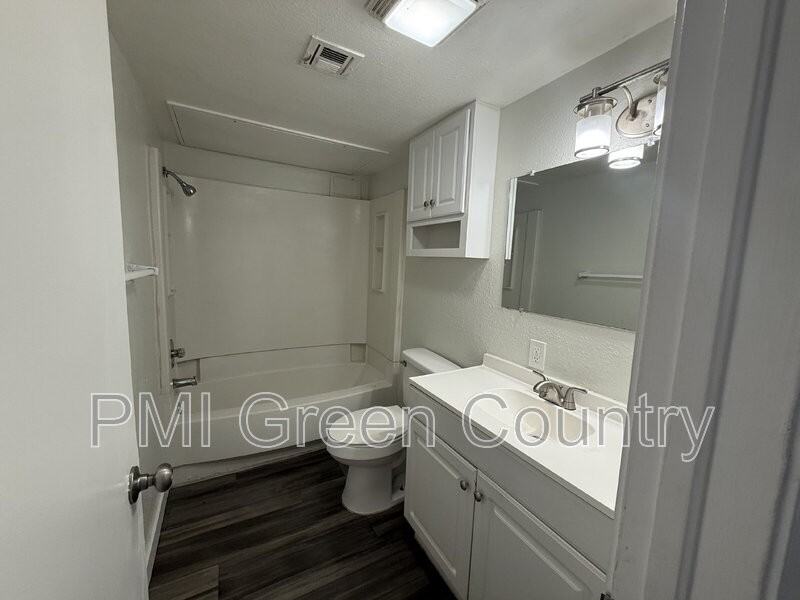 917 N Yale Ave #207 - Photo 7 of 12