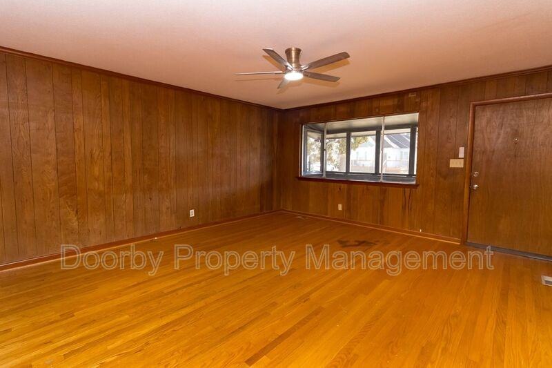 1609 Oak St - Photo 2 of 15