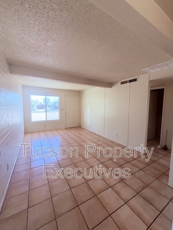 3131 N Treat Ave - Photo 4 of 13