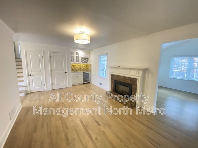 180 Crestwood Ct - Photo 3 of 35