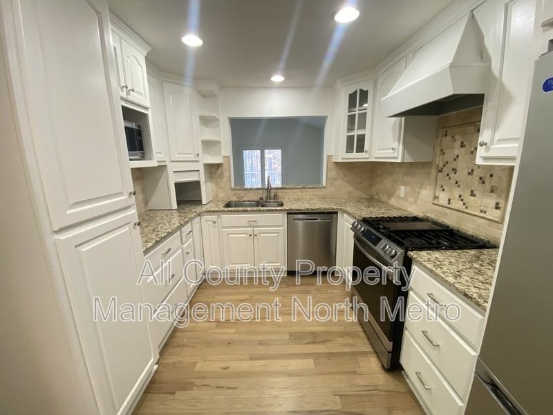 180 Crestwood Ct - Photo 5 of 35