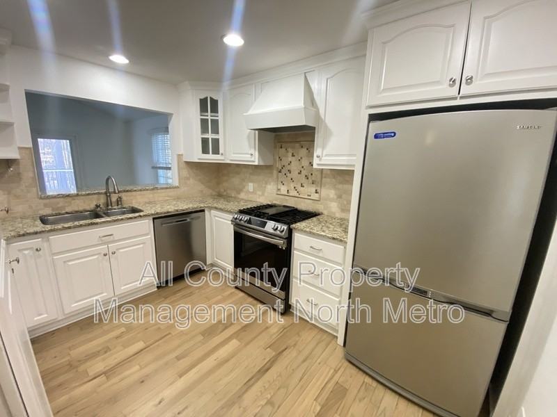 180 Crestwood Ct - Photo 6 of 35