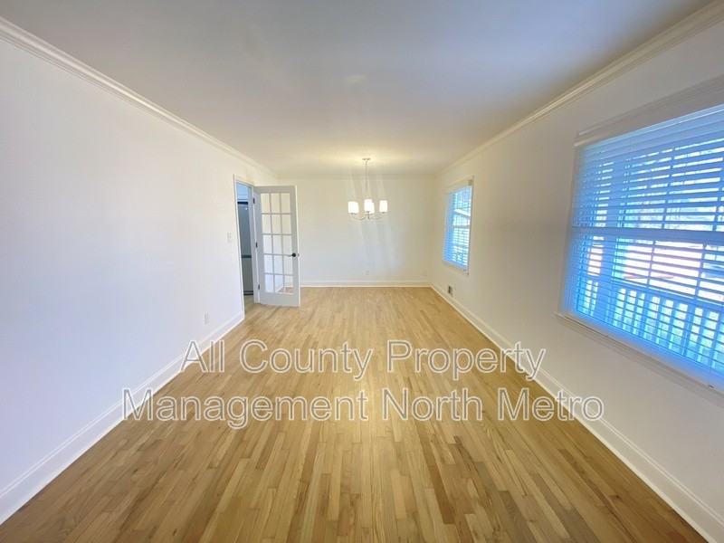 180 Crestwood Ct - Photo 7 of 35