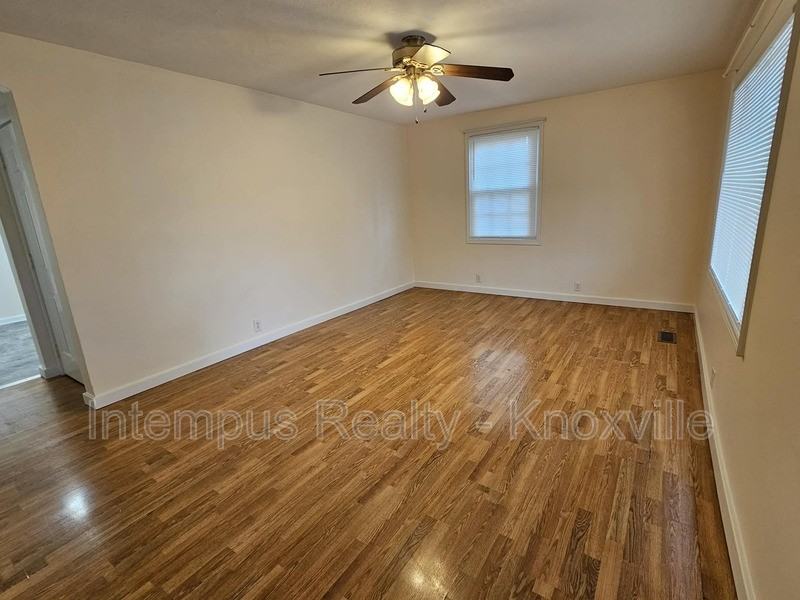 323 Chickamauga Ave - Photo 4 of 20