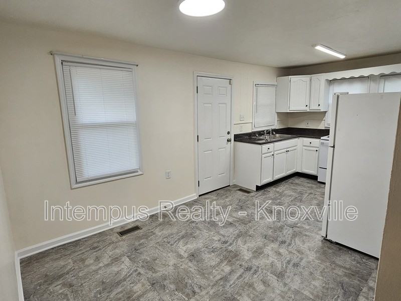 323 Chickamauga Ave - Photo 5 of 20