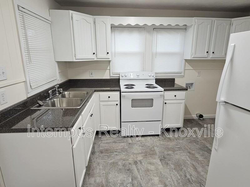 323 Chickamauga Ave - Photo 6 of 20