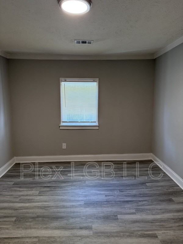 202 Burr St - Photo 4 of 6