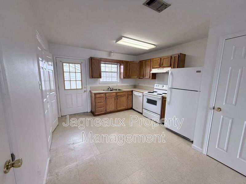 201 Crystal Ln - Photo 3 of 8