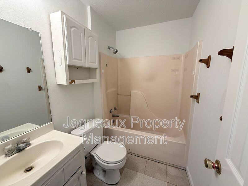 201 Crystal Ln - Photo 5 of 8