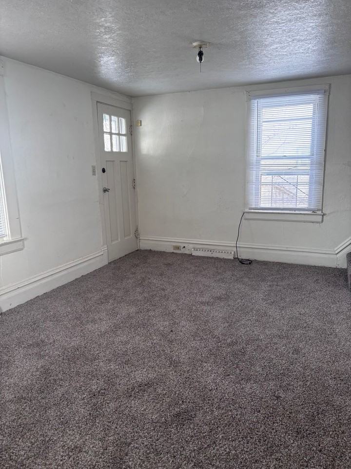 706 Valley St - Photo 3 of 6