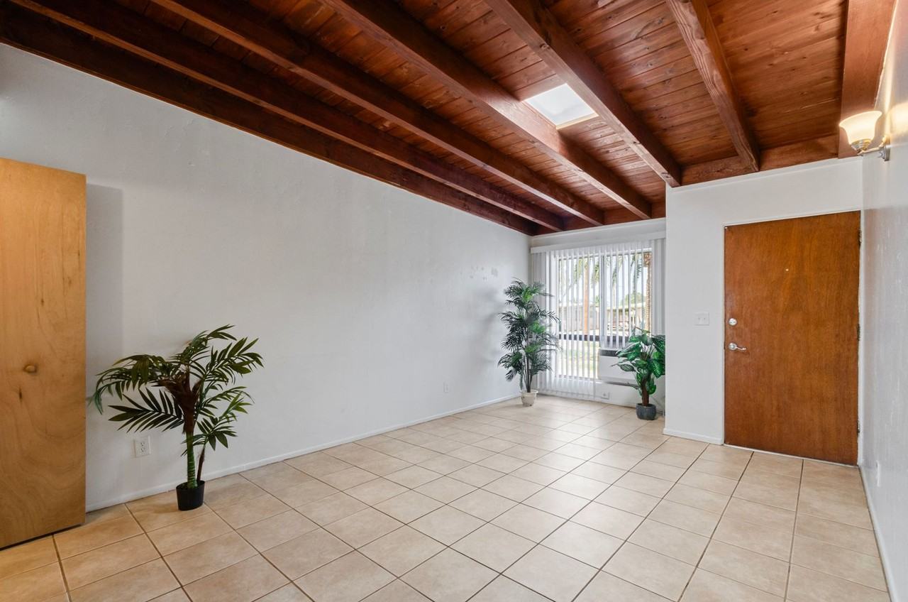 1038 E Easy St - Photo 3 of 32