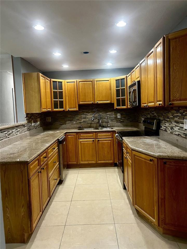 3720 Southwest 32 Avenue - Photo 4 of 22