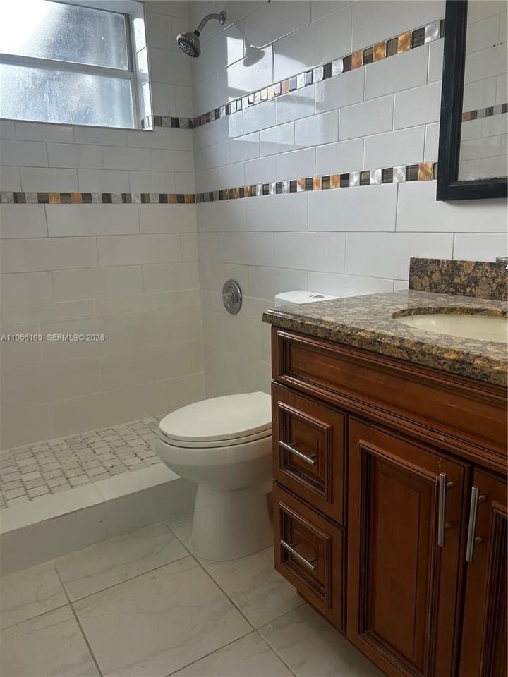 3720 Southwest 32 Avenue - Photo 7 of 22