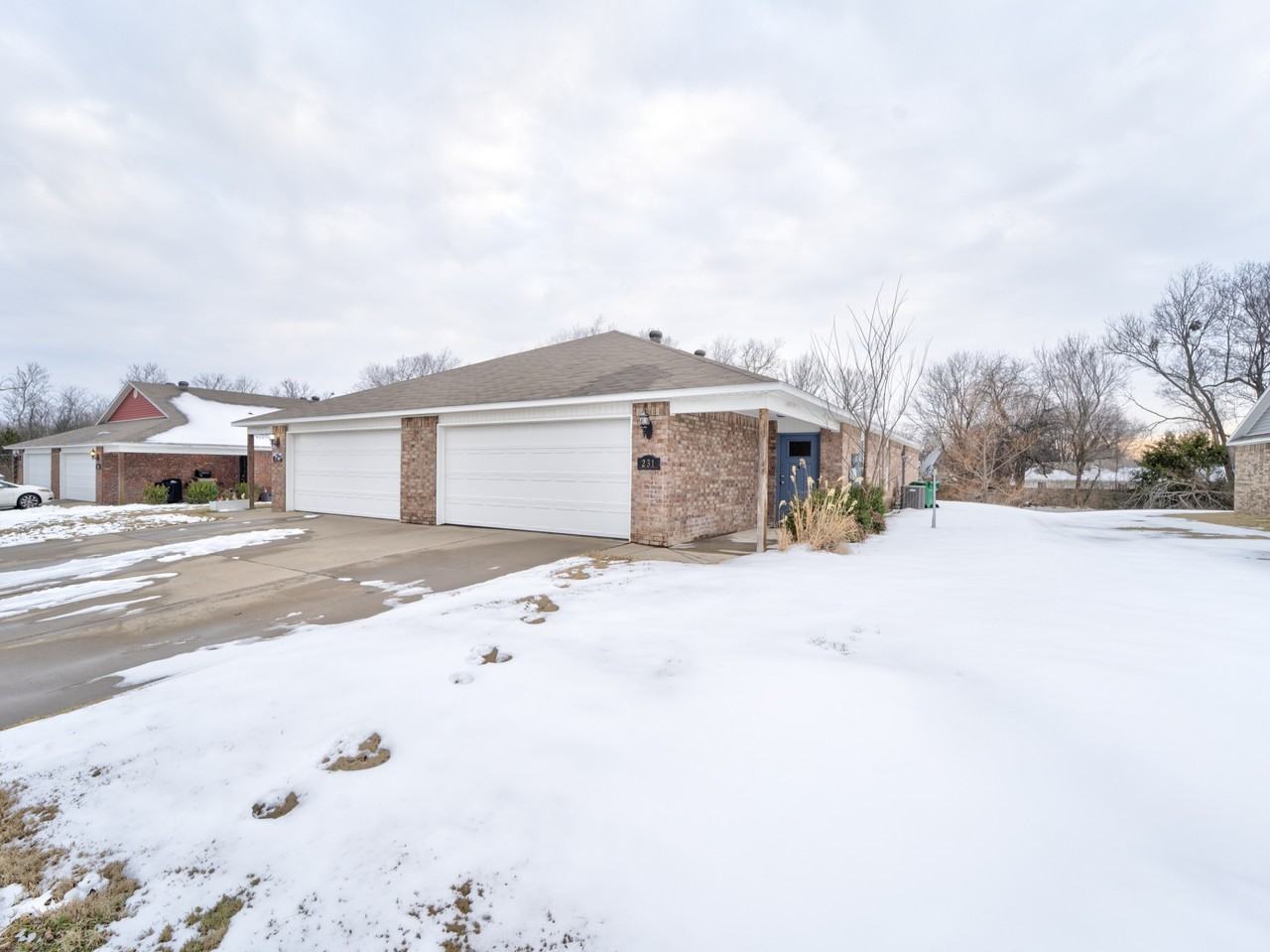 231 N Broadway Dr - Photo 2 of 17