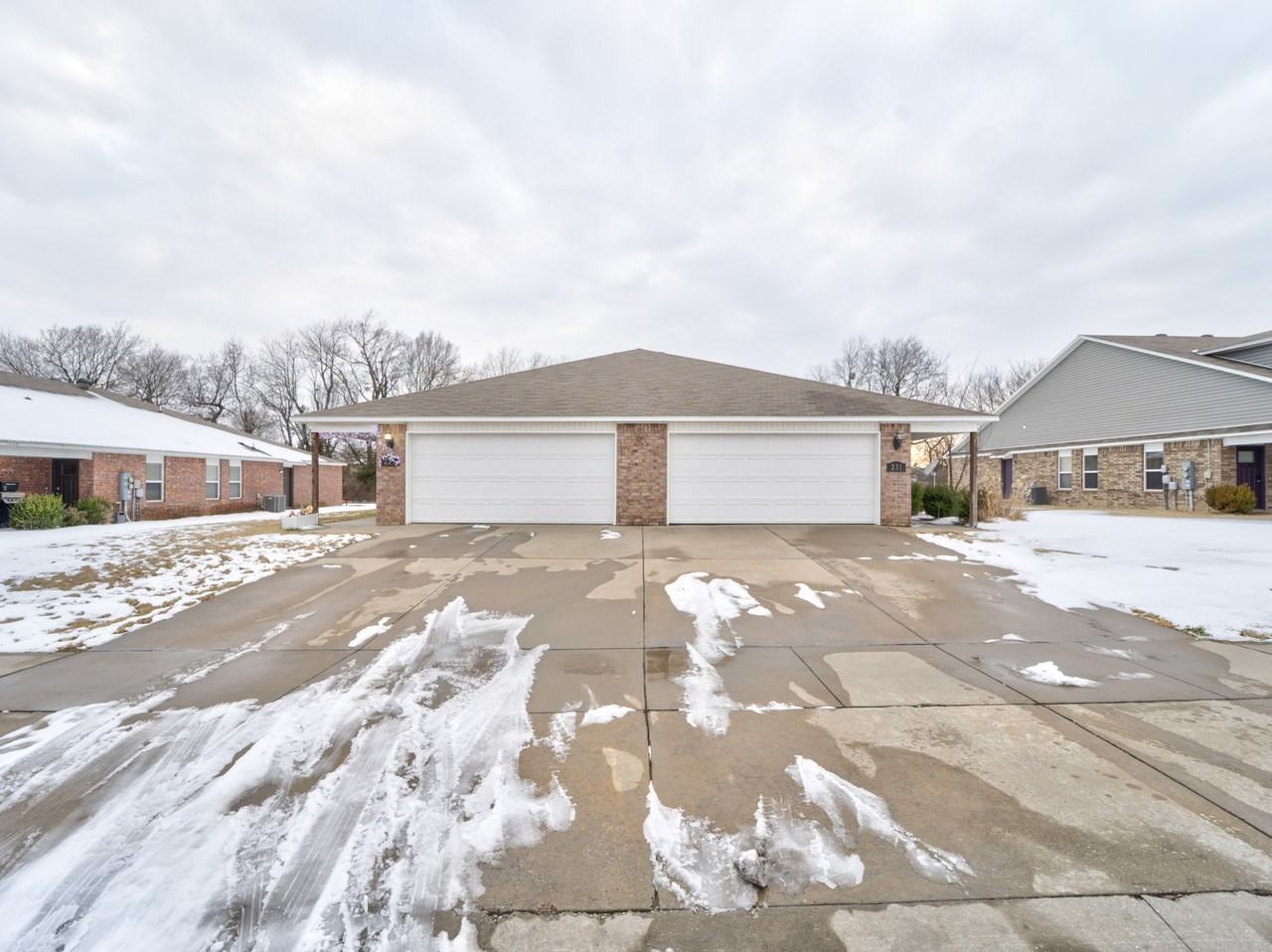 231 N Broadway Dr - Photo 3 of 17