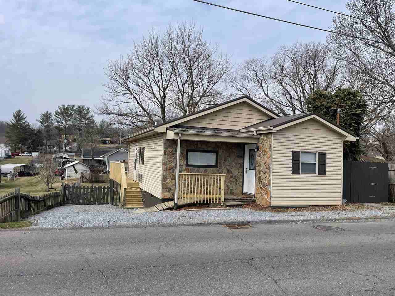 207 S North St - Photo 2 of 22