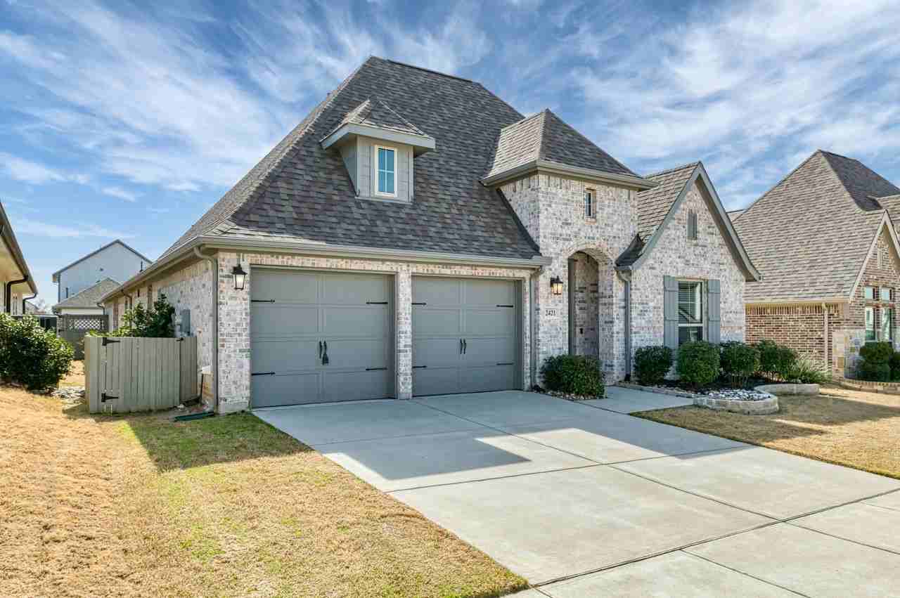 2421 Stella Ln - Photo 4 of 33