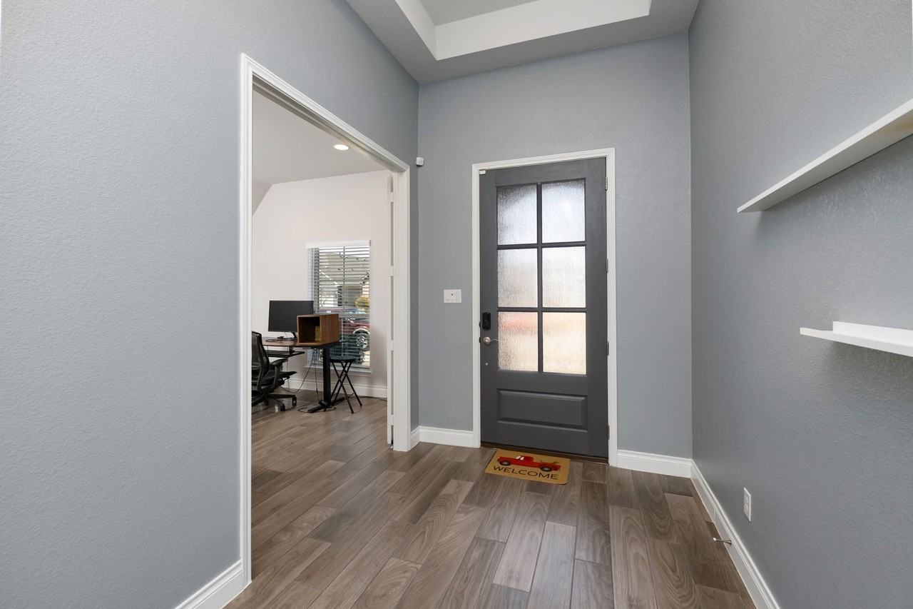 2421 Stella Ln - Photo 5 of 33