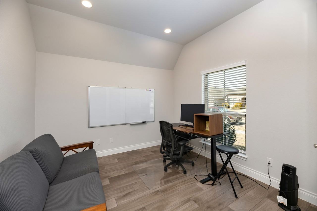 2421 Stella Ln - Photo 6 of 33