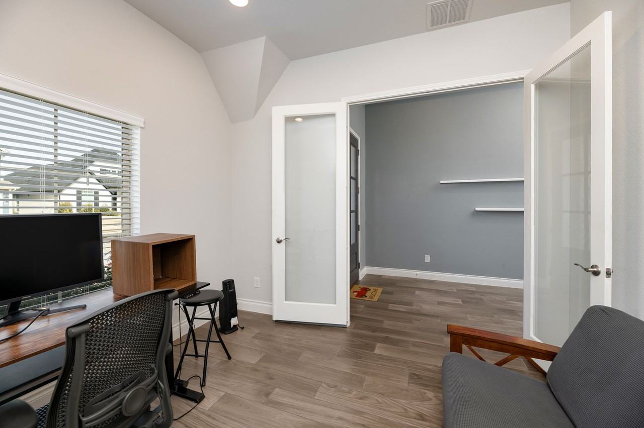 2421 Stella Ln - Photo 7 of 33