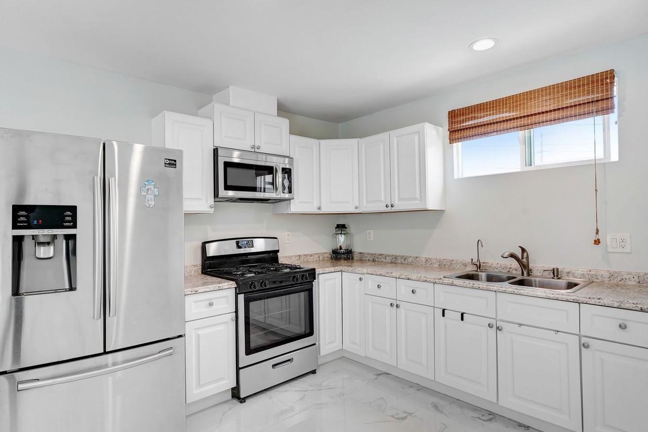 10310 Montgomery Ave - Photo 4 of 10