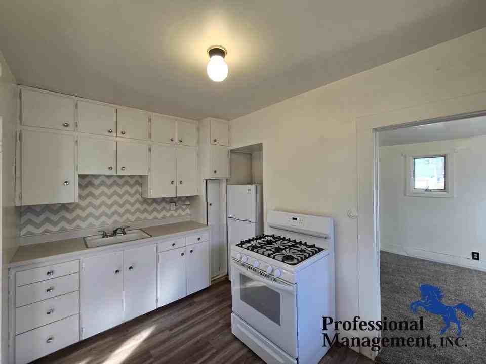 25 Alderson Ave #4 - Photo 4 of 8