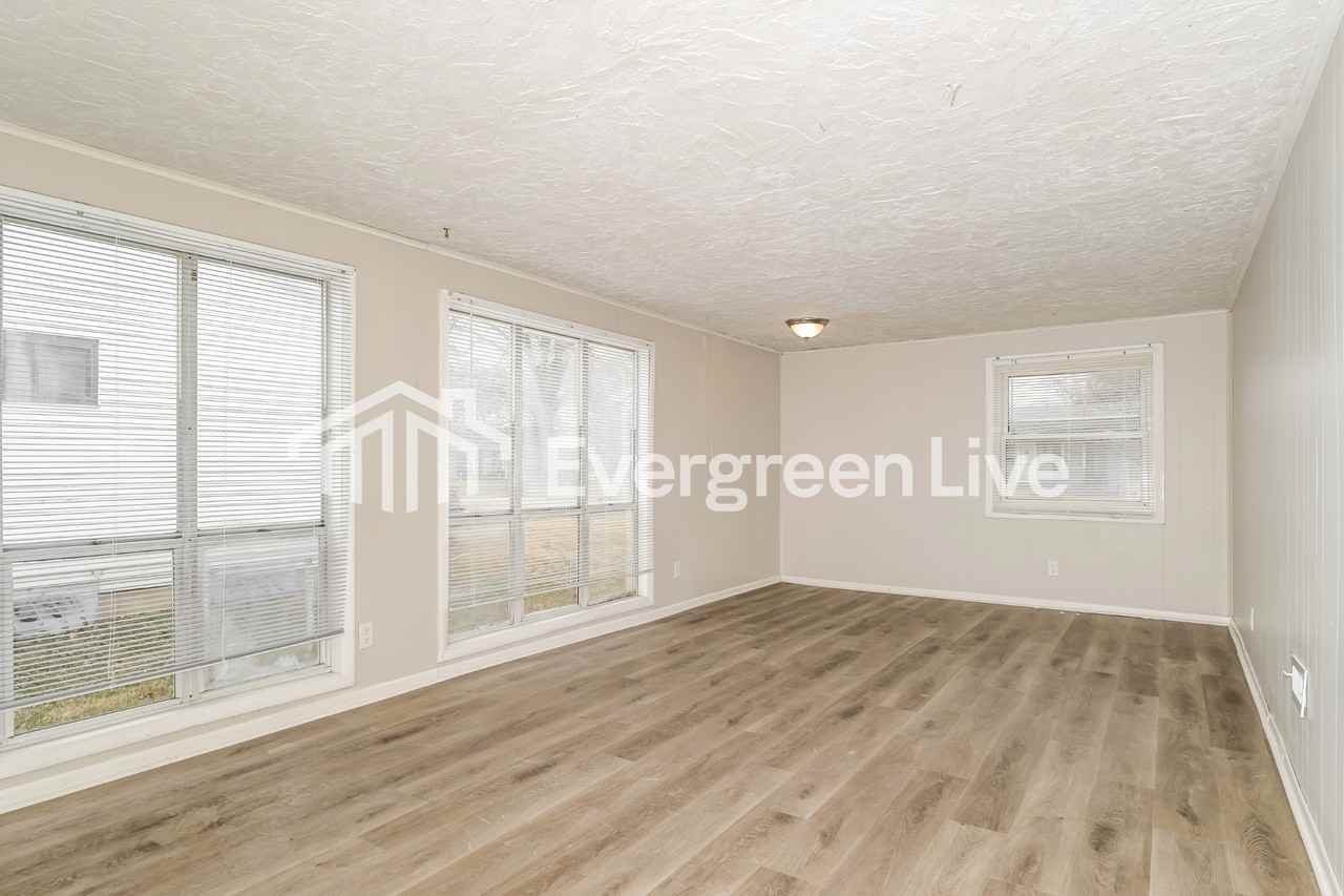 7423 Foxfield Dr - Photo 5 of 15