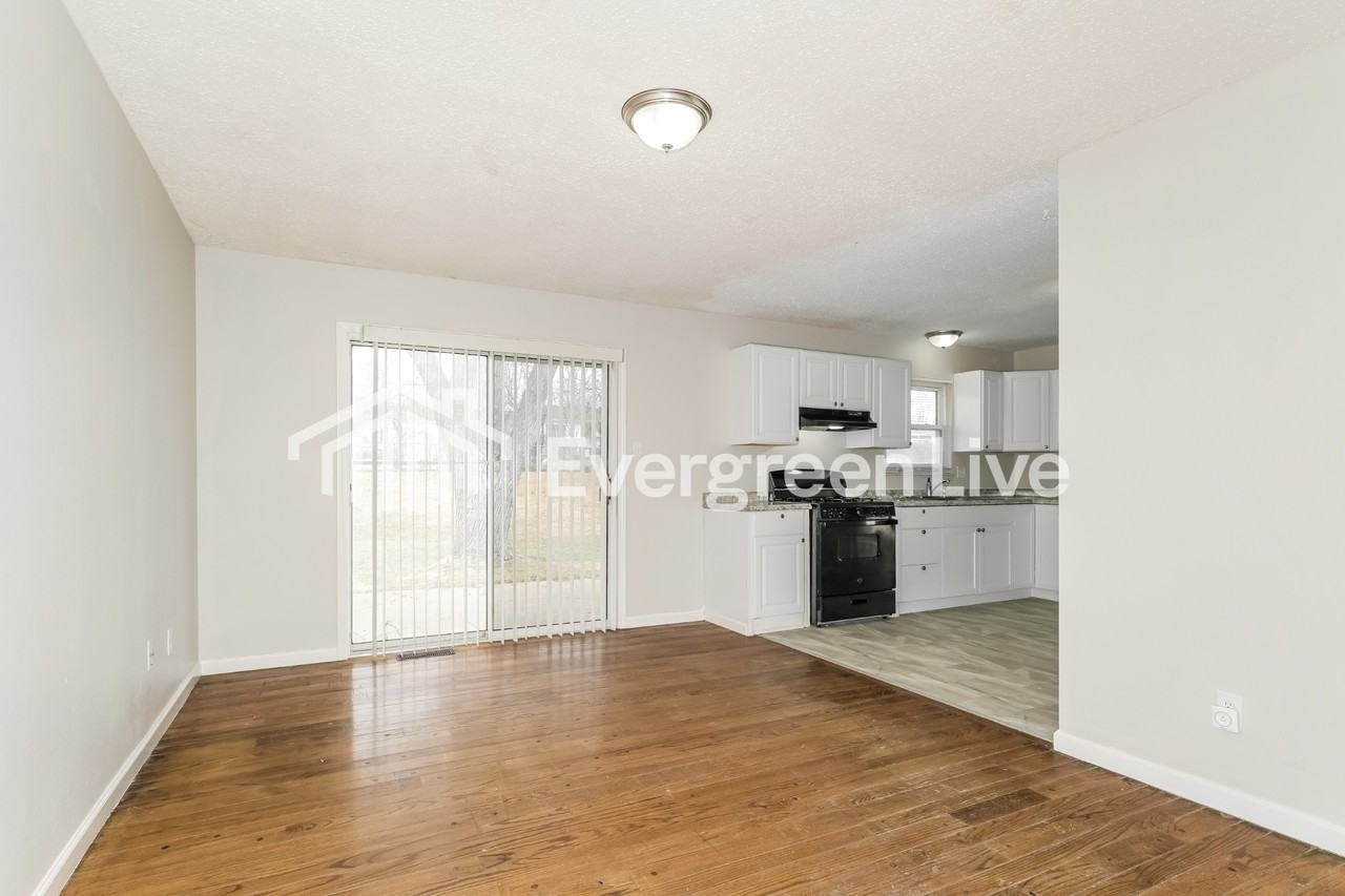 7423 Foxfield Dr - Photo 6 of 15