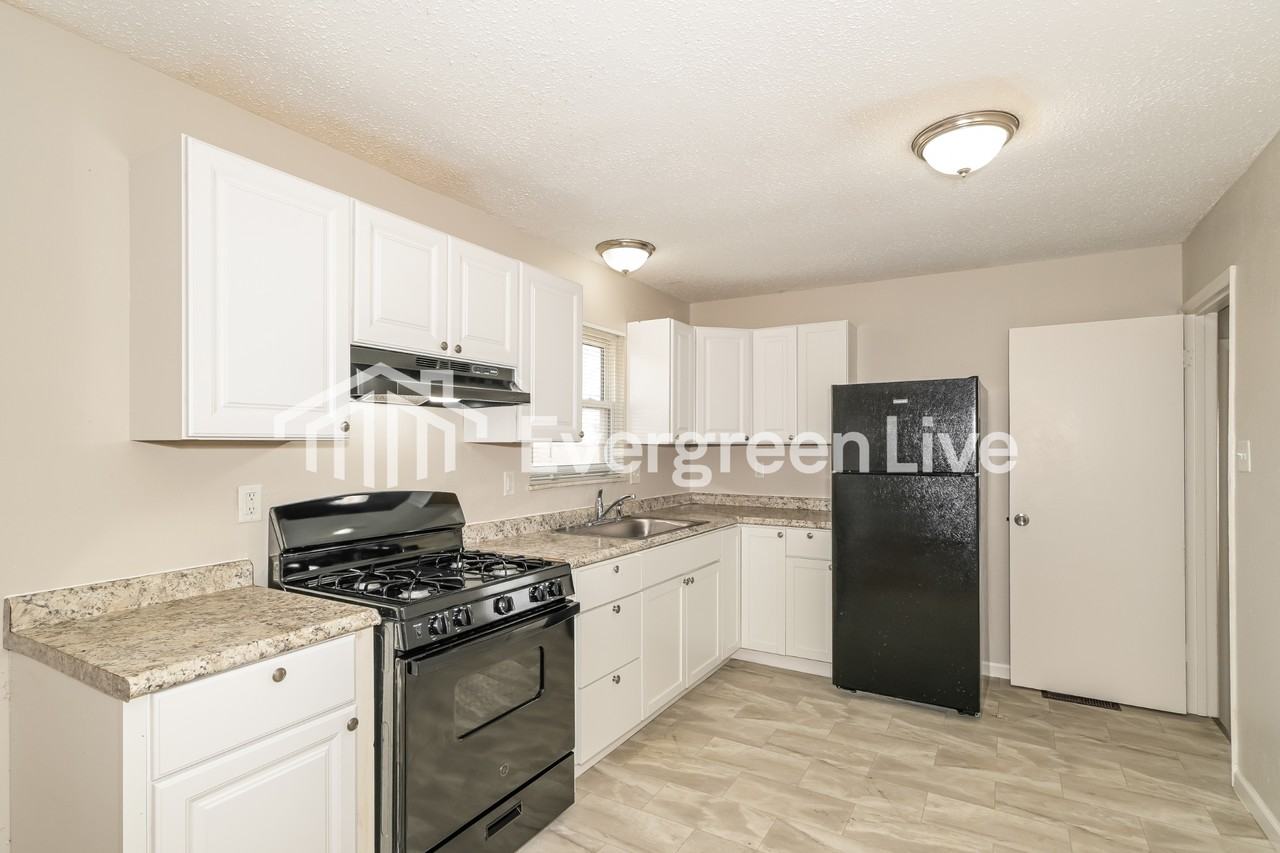 7423 Foxfield Dr - Photo 7 of 15