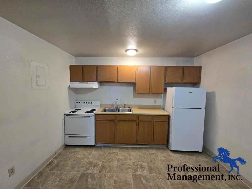 305 S 12th St W #F - Photo 3 of 7