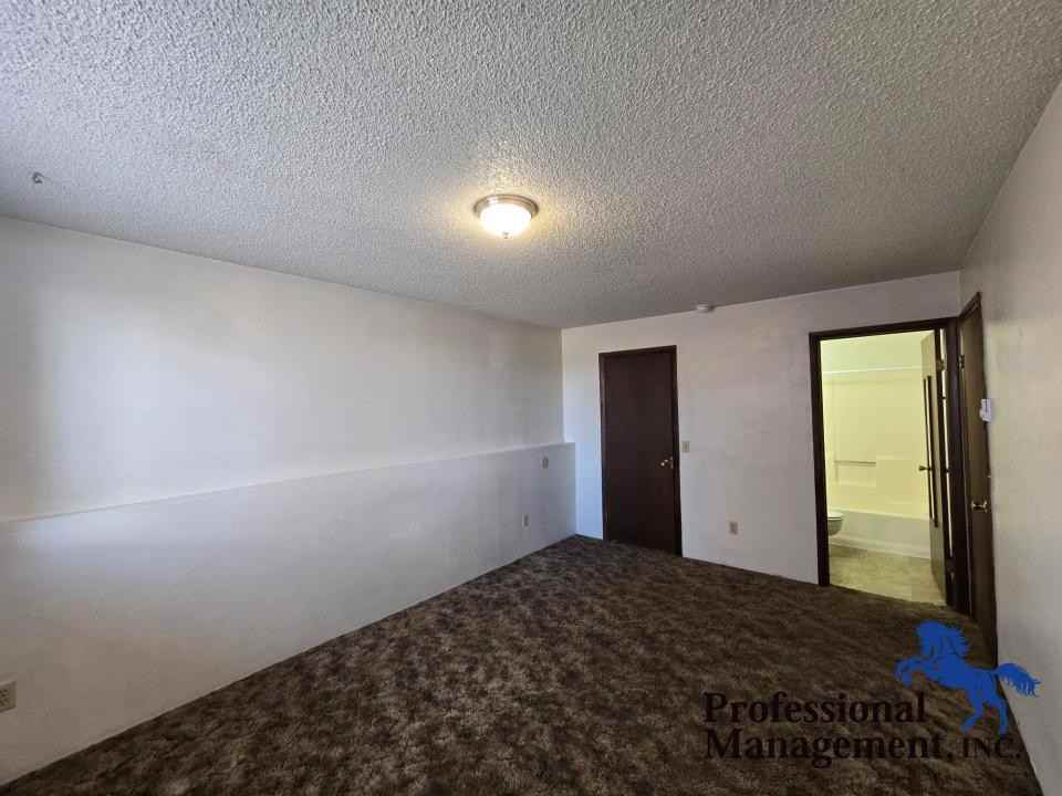305 S 12th St W #F - Photo 5 of 7
