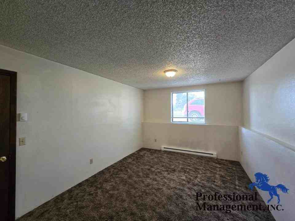 305 S 12th St W #F - Photo 6 of 7
