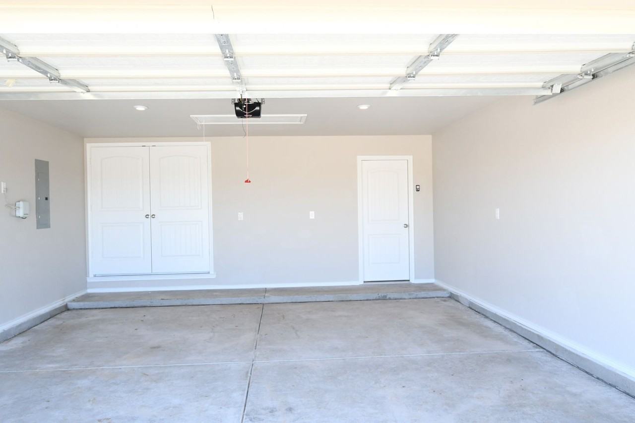 13303 Vernon Ave - Photo 5 of 38